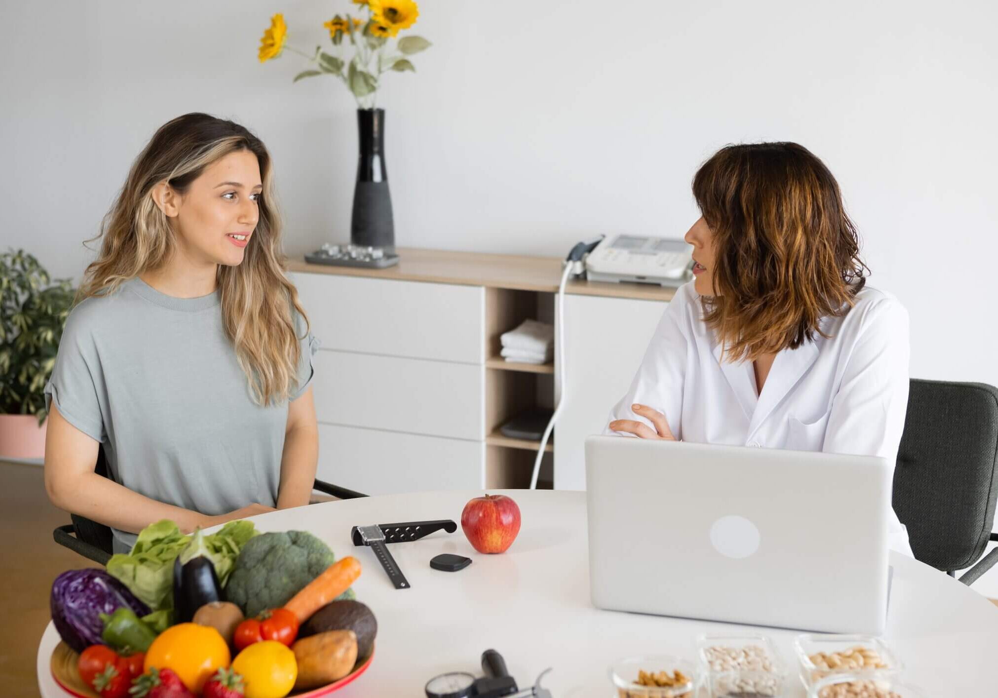 Nutritionist consulting with a woman about diet.